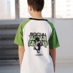 T-shirt reglanowy biało-zielony z kontrastową lamówką i grafiką UNDERGROUND.