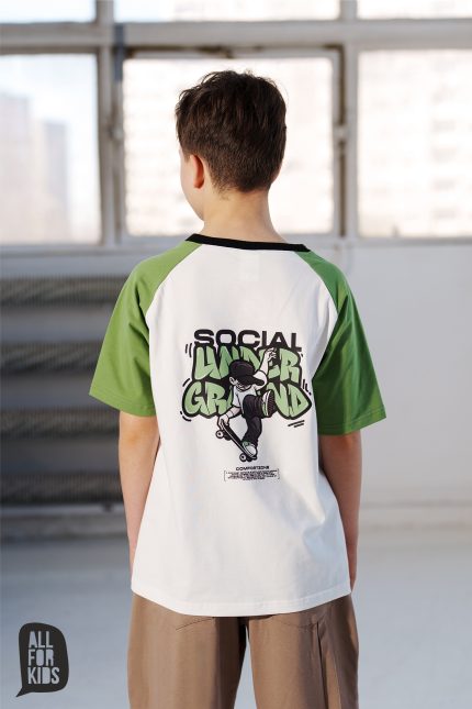 T-shirt reglanowy biało-zielony z kontrastową lamówką i grafiką UNDERGROUND.
