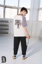 T-shirt reglanowy biało-szary z kontrastową lamówką i grafiką UNDERGROUND.