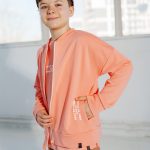 Brzoskwiniowa bluza bombarka - STAY FOCUSED